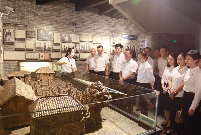 5 参观_调整大小.jpg