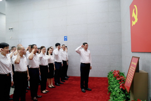 7 重温入党誓词_调整大小.jpg